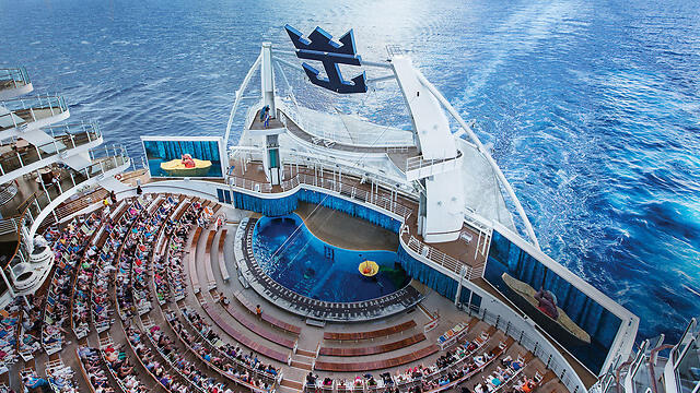 Сцена на палубе лайнера Royal Caribbean (צילום: royal caribbean) Сцена на палубе лайнера Royal Caribbean