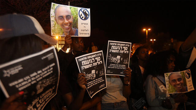 Ethiopian immigrants protest against police (Photo: Gil Yochanan) (צילום: גיל יוחנן) Ethiopian immigrants protest against police (Photo: Gil Yochanan)