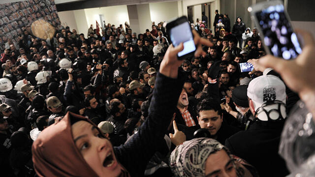 Protesters outside the Zaman building. (Photo: AP) (צילום: AP) Protesters outside the Zaman building. (Photo: AP)