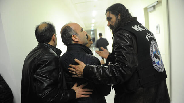 Police and journalists inside. (Photo: MCT) (צילום: MCT) Police and journalists inside. (Photo: MCT)