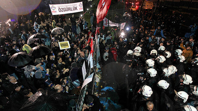 Authorities taking control of the Zaman building. (Photo: AP) (צילום: AP) Authorities taking control of the Zaman building. (Photo: AP)
