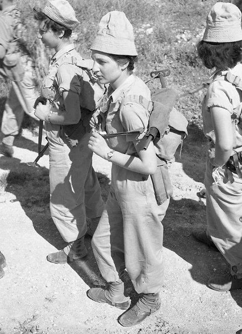 Hike to receive supplies parachuted from a plane, 1954 (Photo: Assaf Kutin, Bamahane, courtesy of the IDF Archive)