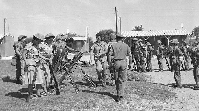Deputy IDF Chief of Staff Rabin comes for a visit, 1959 (Photo: Assaf Kutin, Bamahane, courtesy of the IDF Archive)