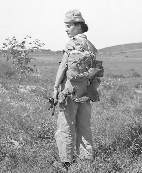 Hike to receive supplies parachuted from a plane, 1954 (Photo: Assaf Kutin, Bamahane, courtesy of the IDF Archive)