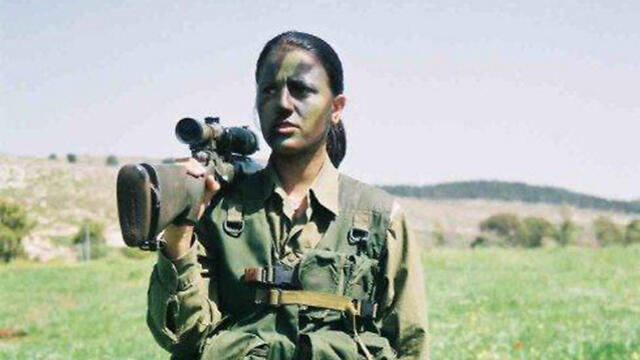 Soldier carries a rifle with a sniper scope, 2000 (Photo: IDF Spokesman, courtesy of the IDF Archive)