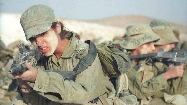 Fighters training with an Uzi, 2000 (Photo: IDF Spokesman, courtesy of the IDF Archive)