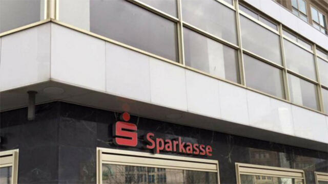 Bank Sparkasse telelr refused to open an account for an Israeli (Photo: Gil Yohanan) (צילום: גיל יוחנן) Bank Sparkasse telelr refused to open an account for an Israeli (Photo: Gil Yohanan)