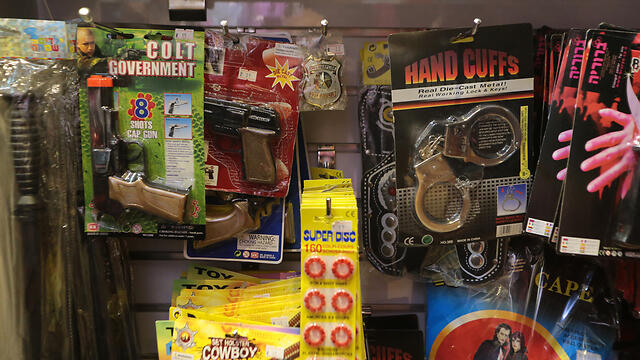Dummy guns in stores (Photo: Yaron Brenner)