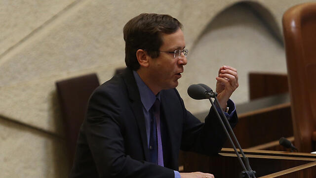 Herzog speaking at the Knesset (Photo: Gil Yohanan)