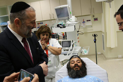 Interior Minister Aryeh Deri visiting Ezriyahav (Photo: Avi Mualem)