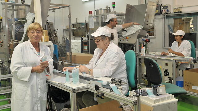 Quality control at the Ahava factory in Kibbutz Ein Gedi (Photo: Guy Asiag) (צילום: גיא אסיאג) Quality control at the Ahava factory in Kibbutz Ein Gedi (Photo: Guy Asiag)