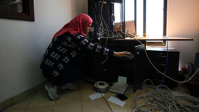 The offices of Falestine al-Youm, after the raid. (Photo: AFP) (צילום: AFP) The offices of Falestine al-Youm, after the raid. (Photo: AFP)