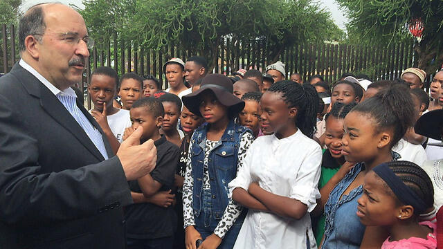 Gold meeting with SA youth outside Mandela House (Photo: MFA) (צילום: משרד החוץ) Gold meeting with SA youth outside Mandela House (Photo: MFA)