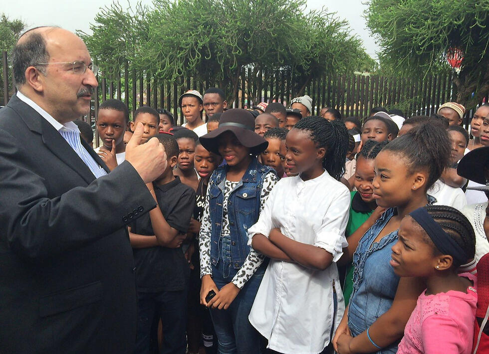 Dor Gold speaks with South African ninth graders at the Mandela House (Photo: Israeli Embassy in South Africa)