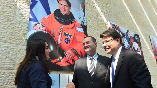 Ministers Akunis and Katz with Rona Ramon near the picture of the late Ilan Ramon (Photo: Kobi Gideon, Israel GPO)