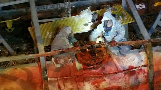 Bromine leak from one of the tankers (Photo: Negev Firefighters Spokesperson) (צילום: דוברות כיבוי אש מרחב נגב) Bromine leak from one of the tankers (Photo: Negev Firefighters Spokesperson)