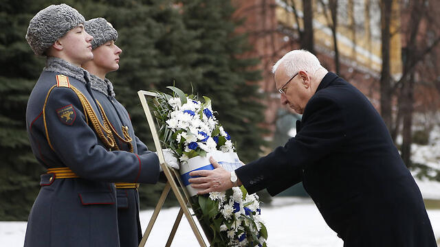 President Rivlin lays wreath on the Tomb of the Unknown Soldier in Mocow, Photo: AFP