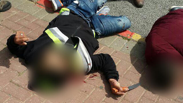 Terrorist neutralized after stabbing attack near Ariel (Photo: News in Real Time) (צילום: חדשות בזמן אמת) Terrorist neutralized after stabbing attack near Ariel (Photo: News in Real Time)