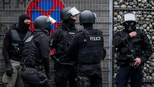 Police forces in Molenbeek. (Photo: MCT) (צילום: MCT) Police forces in Molenbeek. (Photo: MCT)