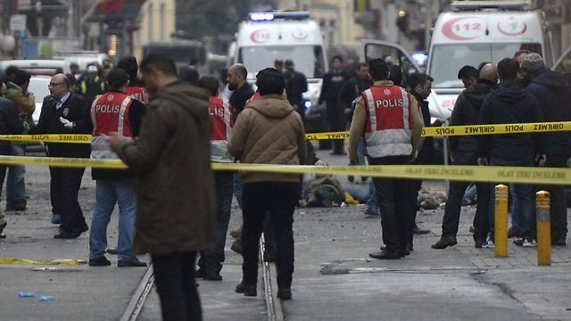Scene of the suicide bombing in Istanbul that claimed the lives of three Israelis (Photo: EPA) (צילום: EPA) Scene of the suicide bombing in Istanbul that claimed the lives of three Israelis (Photo: EPA)