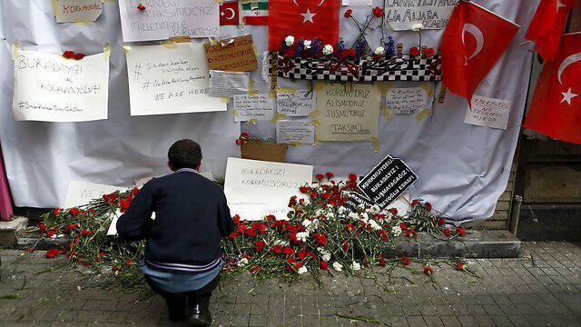 Memorial for the Istanbul attack (Photo: Reuters) (צילום: רויטרס) Memorial for the Istanbul attack (Photo: Reuters)