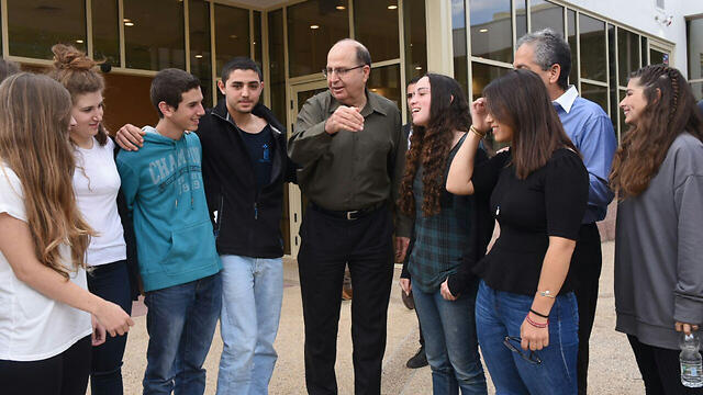 Defense Minister meets with students in Kfar Blum (Photo: Aviyahu Shapira)