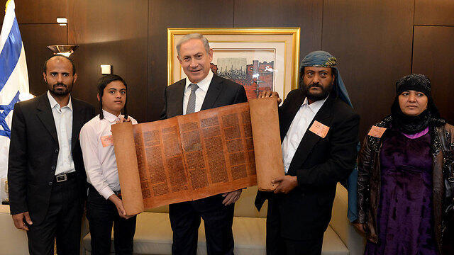 Prime Minister Netanyahu with Yemeni Jews who recently immigrated to Israel with the Torah scroll they brought with them (Photo: GPO)