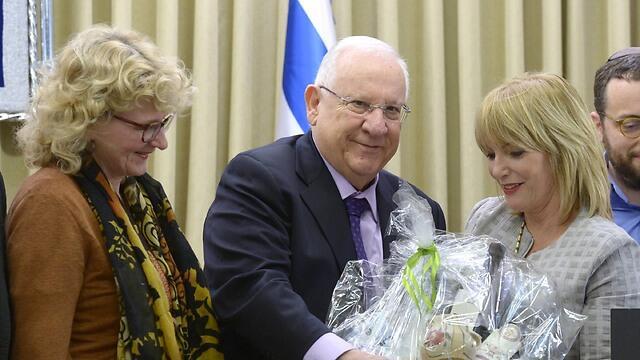 Representatives presenting President Rivlin with a Lev HaOlam basket (Photo: Mark Nieman)