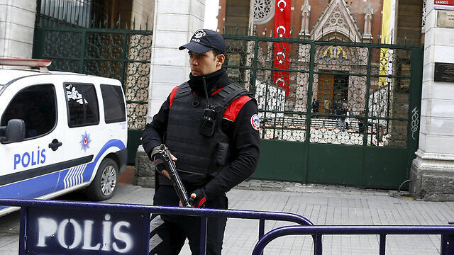 Turkish police officer (Photo: Reuters) (צילום: רויטרס) Turkish police officer (Photo: Reuters)