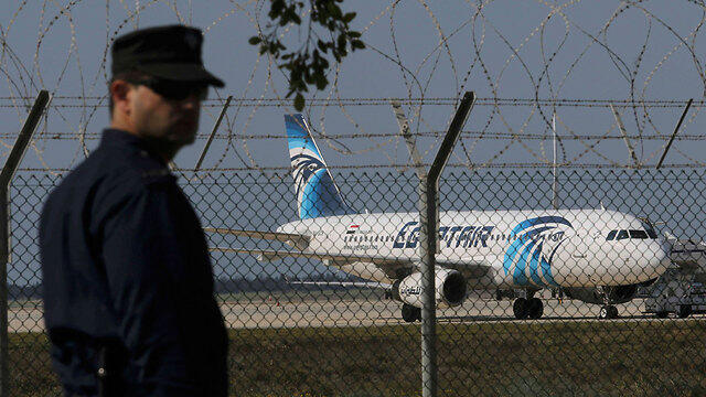 The highjacked EgyptAir plane in Larnaka, Cyprus (צילום: רויטרס) The highjacked EgyptAir plane in Larnaka, Cyprus