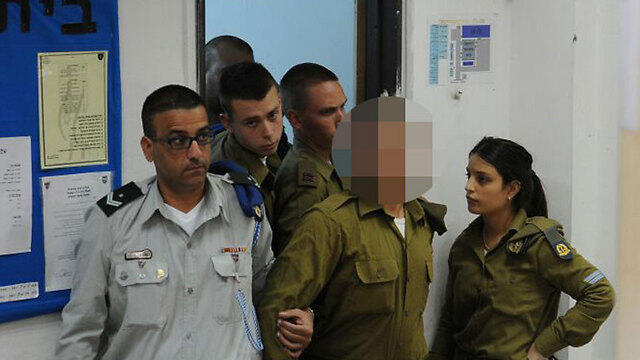 Soldier led in handcuffs to the military court (Photo: Avi Rokach) (צילום: אבי רוקח) Soldier led in handcuffs to the military court (Photo: Avi Rokach)