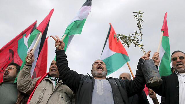 Palestinians mark Land Day in Gaza (Photo: Reuters) (צילום: רויטרס) Palestinians mark Land Day in Gaza (Photo: Reuters)
