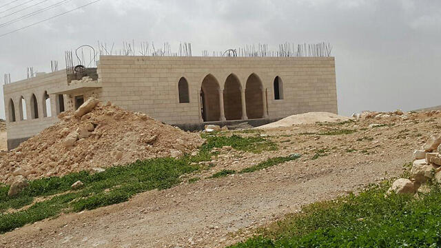 Незаконное палестинское строительство. Фото: пресс-служба движения "Тнуат-регавим" (צילום: תנועת רגבים) Незаконное палестинское строительство. Фото: пресс-служба движения "Тнуат-регавим"