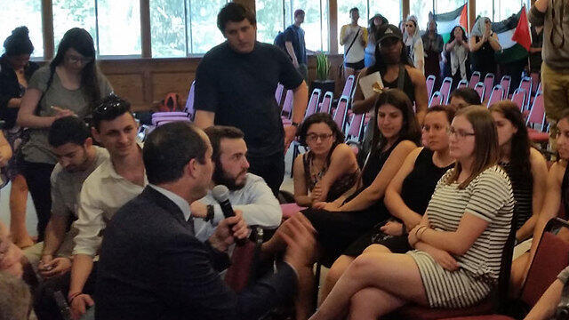 Jerusalem Mayor Nir Barakat answers students' questions as protestors attempt to disrupt him. (Photo: Jersualem Municipality Spokesperson) (צילום: דוברות עיריית ירושלים) Jerusalem Mayor Nir Barakat answers students' questions as protestors attempt to disrupt him. (Photo: Jersualem Municipality Spokesperson)