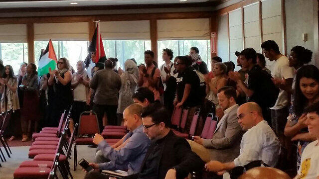 Pro-Palestinian protesters interrupt Jerusalem Mayor's speech. (Photo: Jerusalem Municipality Spokesperson) (צילום: דוברות עיריית ירושלים) Pro-Palestinian protesters interrupt Jerusalem Mayor's speech. (Photo: Jerusalem Municipality Spokesperson)