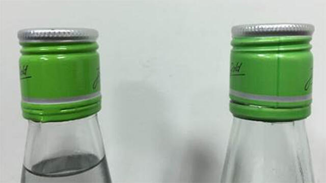 Fake bottle has vertical dark green line on cap, real bottle has no line. (Photo: Ministry of Health) (צילום: משרד הבריאות) Fake bottle has vertical dark green line on cap, real bottle has no line. (Photo: Ministry of Health)