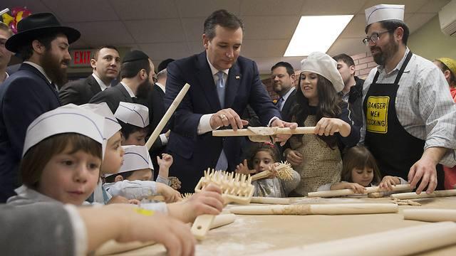 Cruz at the Chabad center in Brooklyn making matzo (Photo: AP)