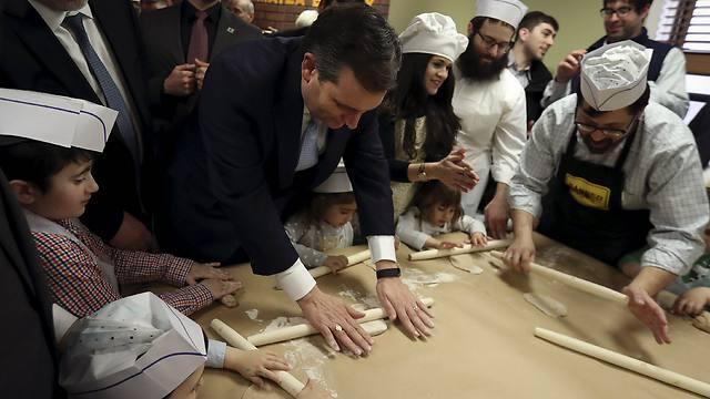 Cruz at the Chabad center in Brooklyn making matzo (Photo: Reuters)
