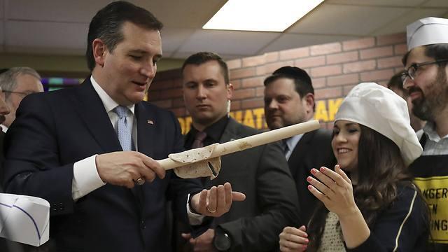 Cruz at the Chabad center in Brooklyn making matzo (Photo: Reuters)