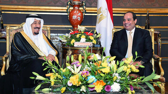 Saudi King Salman (left) and Egyptian President al-Sisi (right). (Photo: EPA) (צילום: EPA) Saudi King Salman (left) and Egyptian President al-Sisi (right). (Photo: EPA)