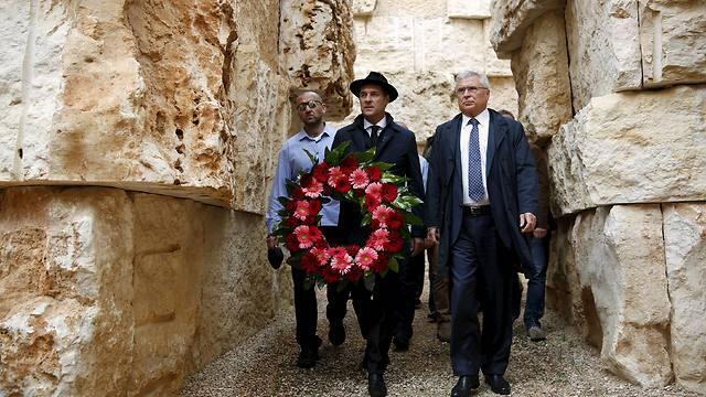 Heinz-Christian Strache visits Yad Vashem (Photo: Reuters) (צילום: רויטרס) Heinz-Christian Strache visits Yad Vashem (Photo: Reuters)