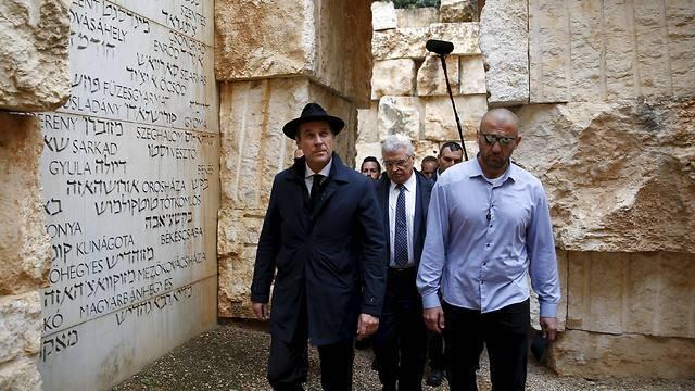 Heinz-Christian Strache visits Yad Vashem (Photo: Reuters) (צילום: רויטרס) Heinz-Christian Strache visits Yad Vashem (Photo: Reuters)