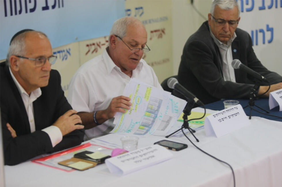 Welfare Minister Haim Katz, center (Photo: Motti Kimchi)