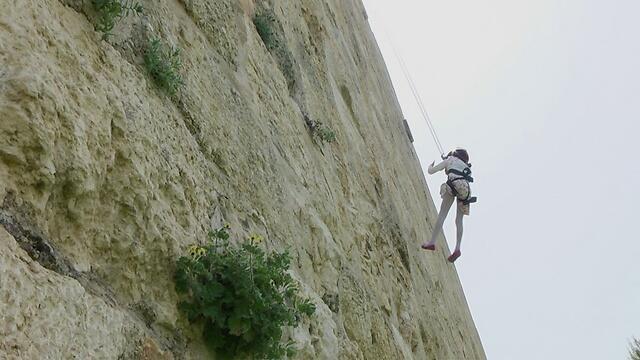 Rappelling down the walls of the Old City (Photo: Eli Mandelblum) (צילום: אלי מנדלבאום) Rappelling down the walls of the Old City (Photo: Eli Mandelblum)