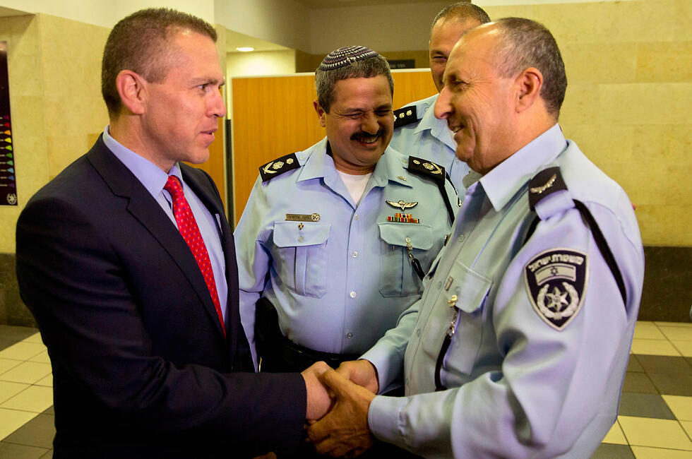 Gilad Erdan shakes hands with Gamal Hakroosh as he is appointed Northern Police Commissioner (Photo: AP) (צילום: AP) Gilad Erdan shakes hands with Gamal Hakroosh as he is appointed Northern Police Commissioner (Photo: AP)