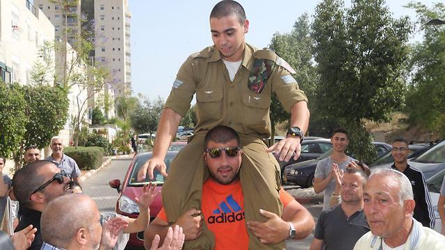 Sgt. Elor Azaria carried on the shoulders of his supporters (Photo: Motti Kimchi) (צילום: מוטי קמחי) Sgt. Elor Azaria carried on the shoulders of his supporters (Photo: Motti Kimchi)