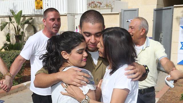 Sgt. Elor Azaria receiving a hug from his mother and sister (Photo: Motti Kimchi) (צילום: מוטי קמחי) Sgt. Elor Azaria receiving a hug from his mother and sister (Photo: Motti Kimchi)