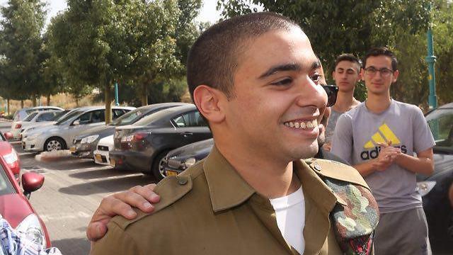 Sgt. Elor Azaria smiles as he arrives home (Photo: Motti Kimchi) (צילום: מוטי קמחי) Sgt. Elor Azaria smiles as he arrives home (Photo: Motti Kimchi)