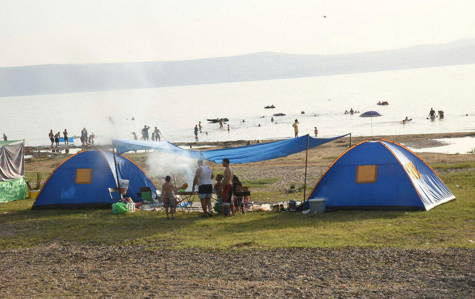 Visitors to the Kinneret (Photo: Avihu Shapira) (צילום: אביהו שפירא) Visitors to the Kinneret (Photo: Avihu Shapira)