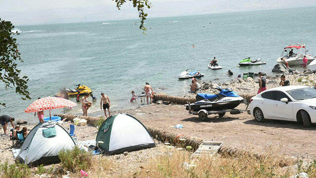 Visitors to the Kinneret (Photo: Avihu Shapira) (צילום: אביהו שפירא) Visitors to the Kinneret (Photo: Avihu Shapira)